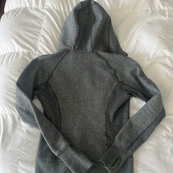 Excellent condition Lululemon size 4 scuba jacket in a graphite color - Picture 6 of 6